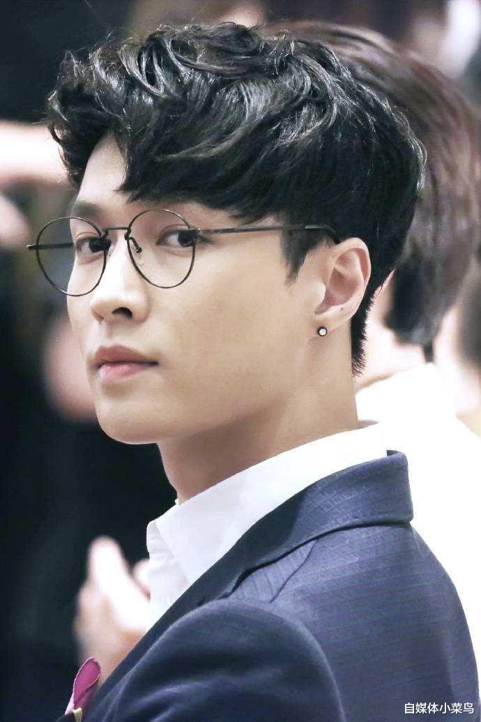 『』张艺兴新专辑《莲》，上线7分钟突破300万，单曲登上13个国家榜首