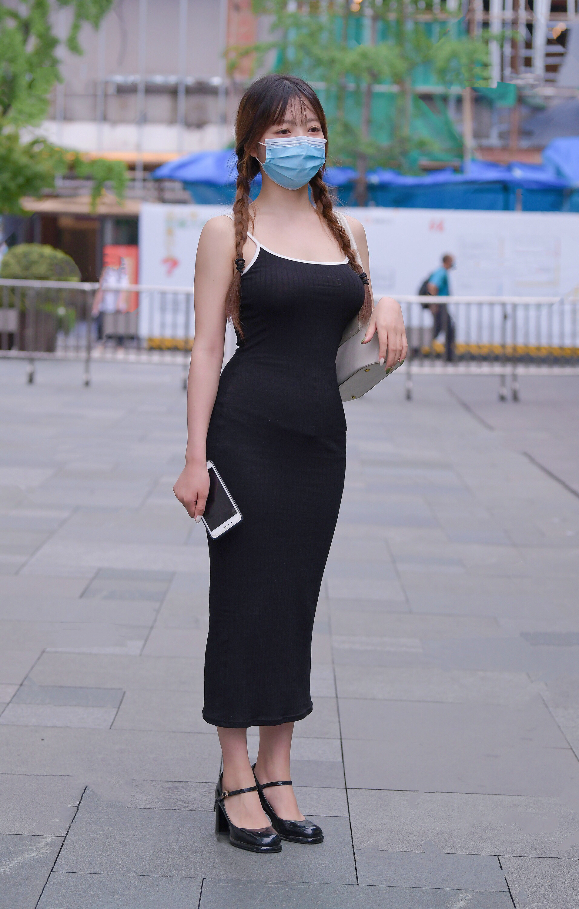 麻花辫|清纯的麻花辫配上性感的穿搭，居然给人一种很奇妙的感觉