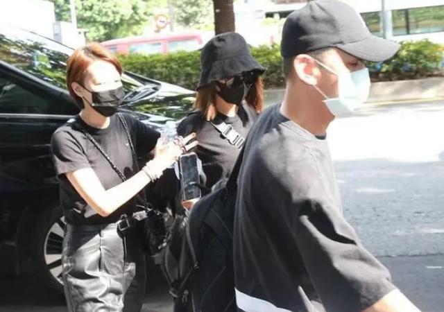 杨丞琳|杨丞琳许玮宁哭红双眼送小鬼火化，女友情绪崩溃失声痛哭场面哀戚