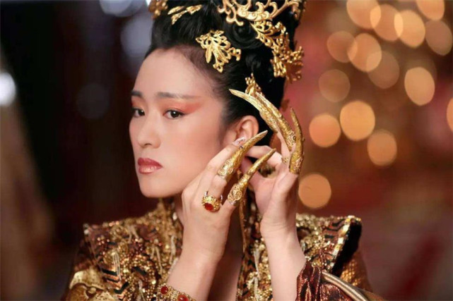 历史揭秘|清朝嫔妃为何要戴指甲套？除了能方便皇上，还有一个重要用处