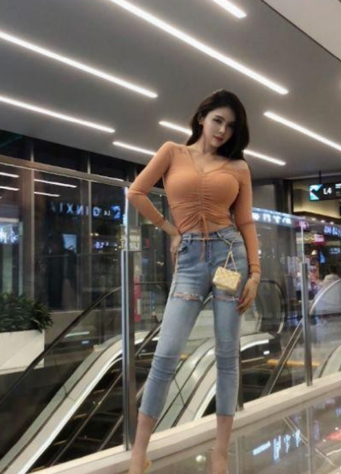 斗鱼|曾经的斗鱼一姐,现人气大跌不复从前,无奈之下做起了老本行