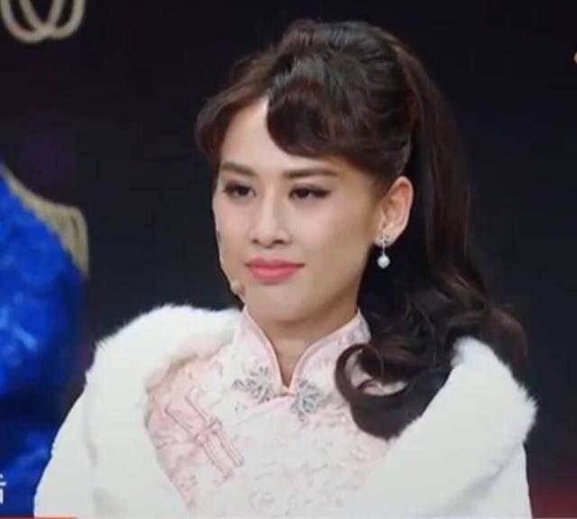 黄圣依|无名无分8年连生2个儿子, 嫁入豪门每年2亿零花钱的黄圣依\翻车\了