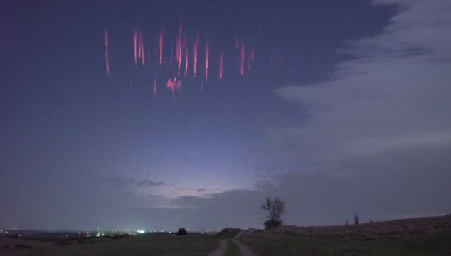 科学家|再次出现！“红色闪电”环绕地球上空，科学家：不是风景而是警告