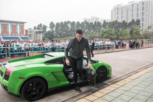 沈梓捷■CBA两个年轻中锋沈梓捷和范子铭,谁的潜力、成就更大?