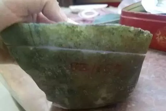 「翡翠」标价2万的翡翠原石无人问津，识货行家却一眼相中，大涨特涨