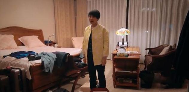 []走进张凯丽现实中的家，卧室七彩琉璃瓦台灯，让人感觉回到60年代