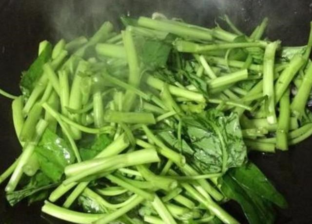 「西红柿」钙含量是西红柿的12倍，简单一炒喷香又下饭，孩子常吃个头蹿一蹿