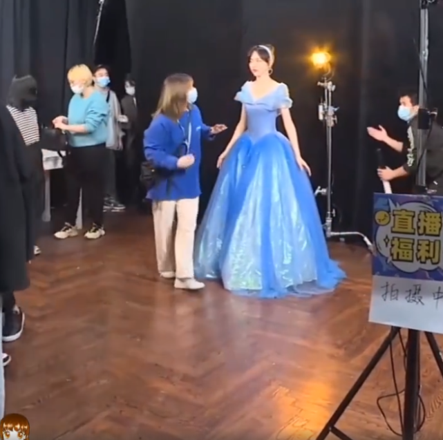 唐嫣|当妈后，唐嫣挑战迪士尼裙，看清绷紧的肚皮，暴露当妈后遗症