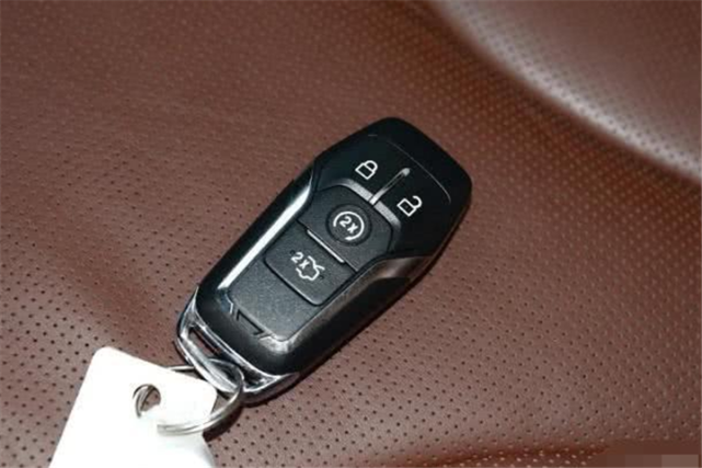 「凯迪拉克」全球最丑4把车钥匙，第二款是成功人士的标配，最后一个不如电动车钥匙