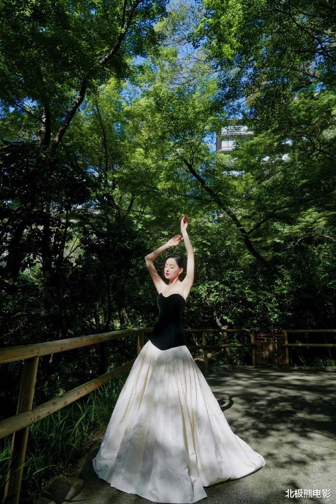 张天爱▲张天爱减肥法火了网友纷纷效仿打卡，其实她的拍照姿势更有玄机