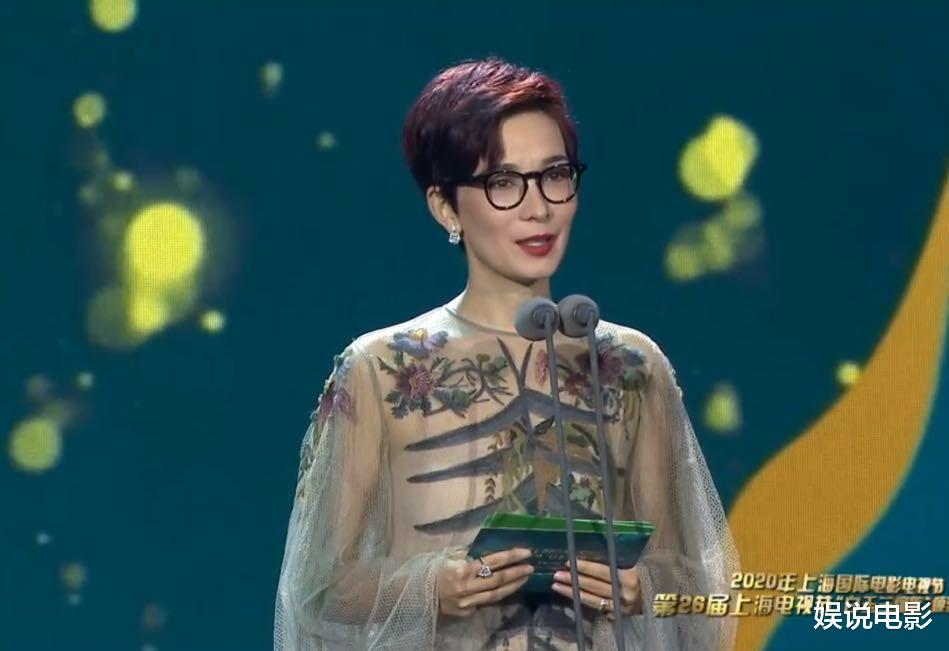 闫妮|四十加女演员离开滤镜一言难尽，闫妮的脸变化大，刘涛殷桃皮肤黑