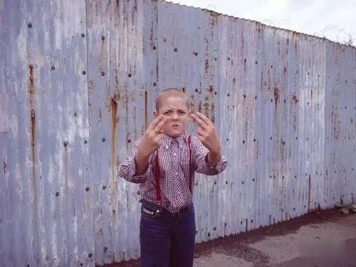 耶鲁大学：母亲酗酒吸毒、带着儿子自杀，那个逆袭耶鲁的寒门青年说：美国梦里难有穷孩子