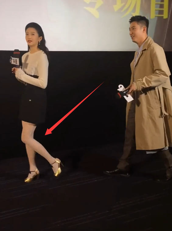 关晓彤|关晓彤学小学生穿“奶白袜”，看到路人抓拍下的腿，鹿晗确定不管管？