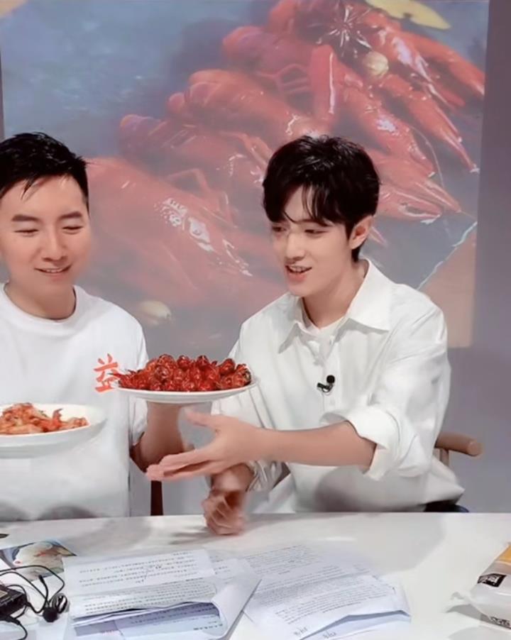 肖战@肖战在直播间cue到坚果，坚果：挺突然的！喝橙汁表情亮了