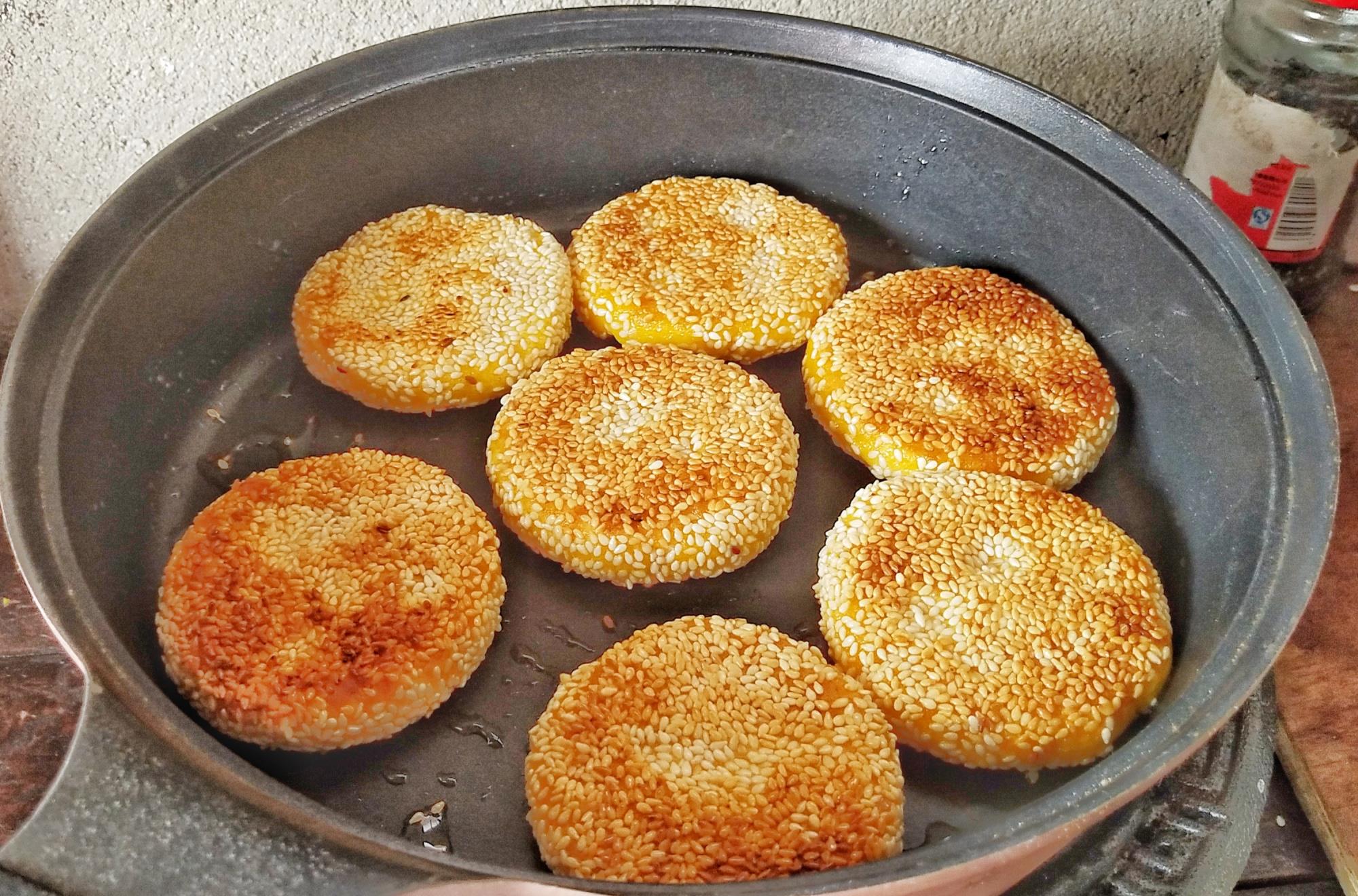 [南瓜]南瓜饼最简单好吃的做法，外酥里嫩，大人孩子都爱吃