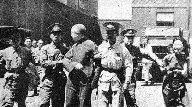 日军|70岁女老师被捕,全村人不让抓,罪行一公布,村民:一定要枪毙