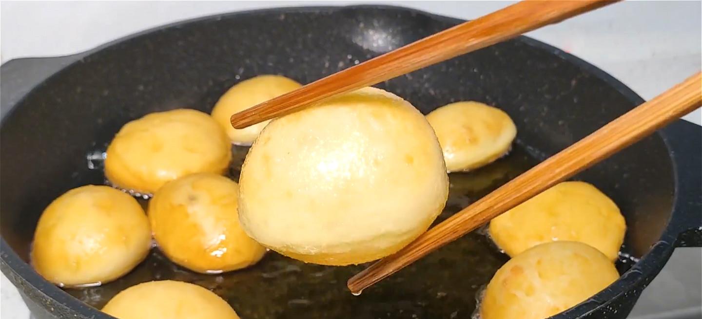 「油饼」面粉很神奇的做法,杯子一按放锅里,个个空心鼓大泡,简单的美味