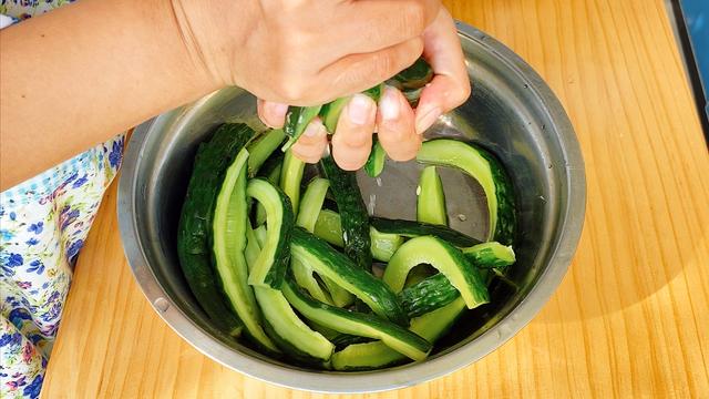 黄瓜|婆婆坚持每天吃这个蔬菜，54岁了没有小肚腩，原来它真能减赘肉