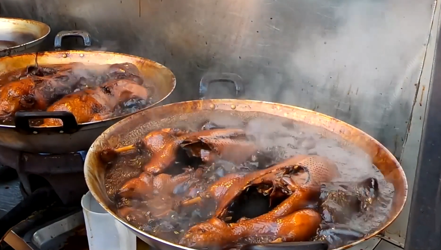 烤鸭|大叔路边卖“家传”小吃，20元一只，出摊抢空，每晚能卖800只