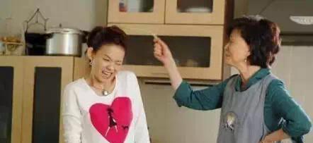 婚礼当天，母亲送俺一部手机，婆婆直接摔烂，老公捡起电话蒙了