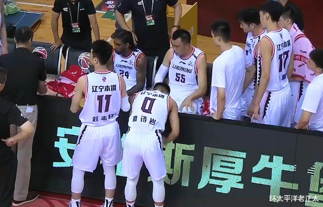 『辽宁男篮』CBA争冠豪门轰然倒塌！坐拥7大国手却被全华班打爆，冠军教头惨遭球迷炮轰