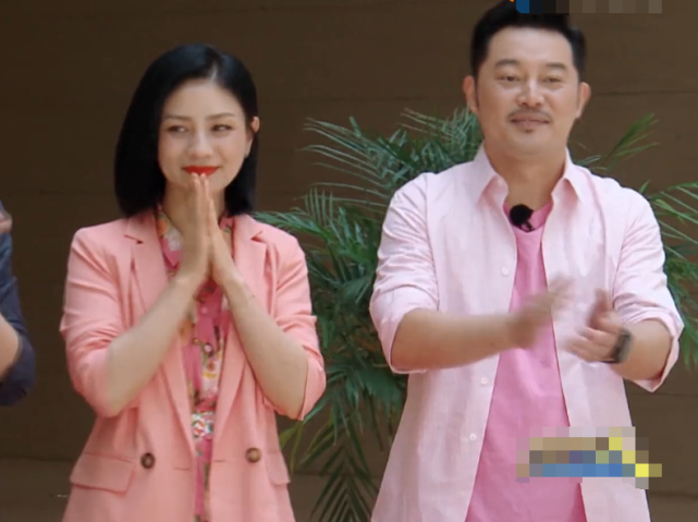 胡可■跑男:baby穿短裤,胡可穿长裙,同框那刻,谁更显腿长一目了然