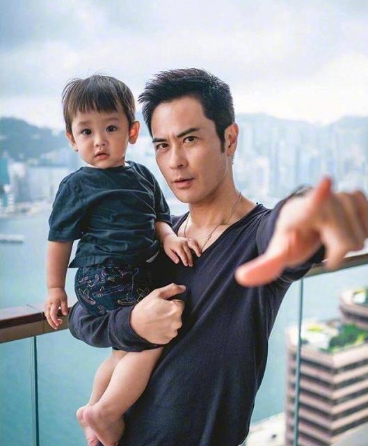 刘郡格▲郑嘉颖娇妻晒二胎怀孕照!一袭肉色孕妇装超美艳,身材四肢好纤细