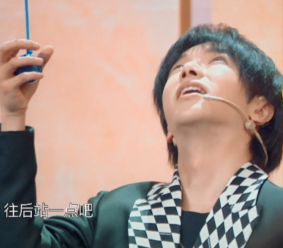 『关晓彤』王牌家族接受水桶惩罚时，多亏华晨宇说了6个字，才让关晓彤躲过一劫