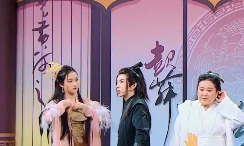 『关晓彤』同样是整理衣服：贾玲用椅子挡着，谁注意关晓彤咋做？镜头拍着呢