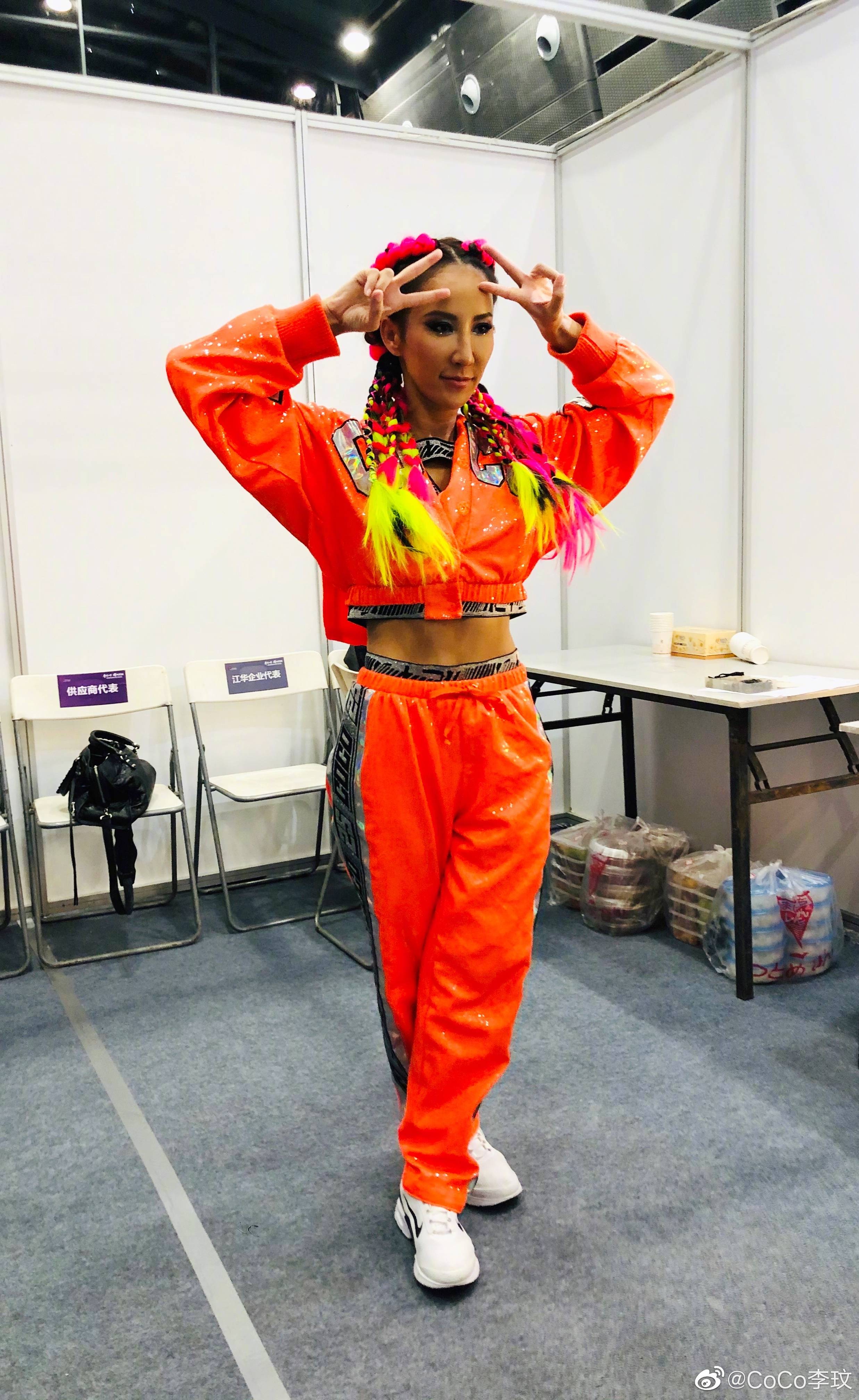 「李玟」45岁李玟素颜曝光！皮肤皱巴尽显老态，网友大呼认不出