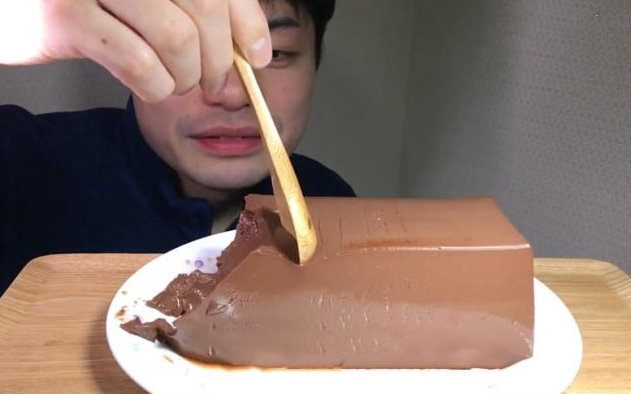 巧克力|大胃王挑战20斤“巧克力”，一勺下去却穿帮了，网友：全是装的！