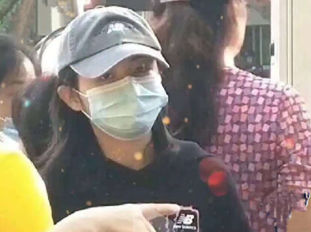 张子枫|张子枫高考第一个交卷，粉丝要签名，妹妹温柔回复：考完给