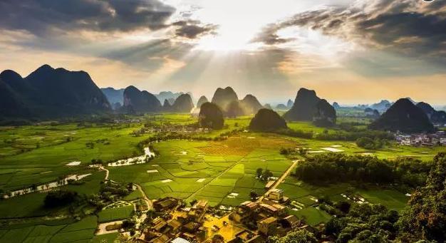 英西峰林|藏在清远英西峰林的绝美浪漫粉色花海，走入其中仿佛进入爱丽丝仙境。