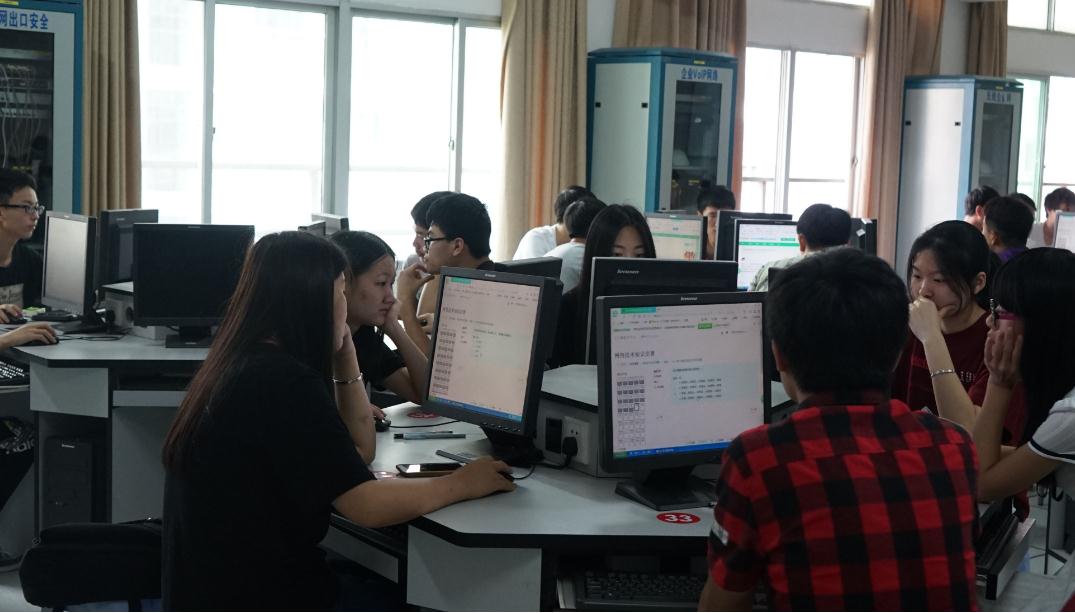 #数学#想报考“计算机类专业”，数学和英语成绩不好，怎么学才好就业