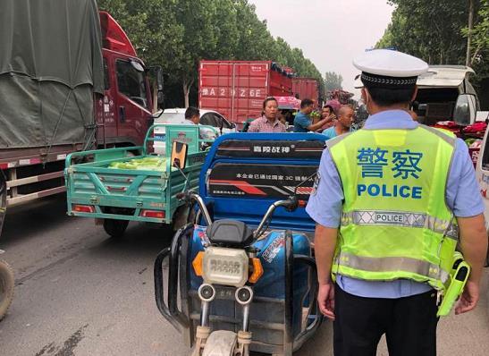 东方今报|大蒜西瓜“霸占”整条马路,车不能过人不能走中牟交警想了个办法
