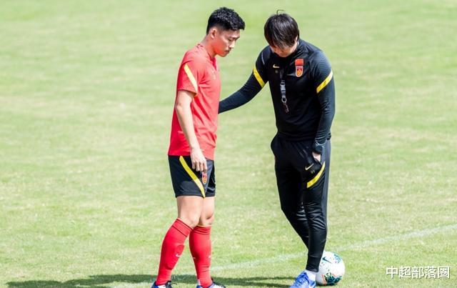 国足|国足全新中卫组合浮出水面！归化搭档小将，恒大铁卫或被李铁放弃