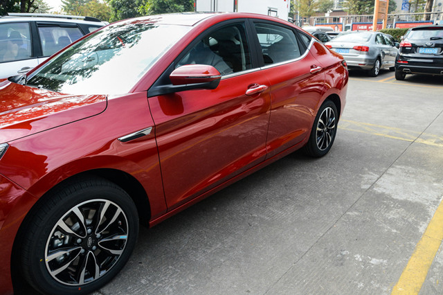 [轿车]国产又一黑马，轴距2760mm，1.5T+CVT带独悬，两个月卖10015辆