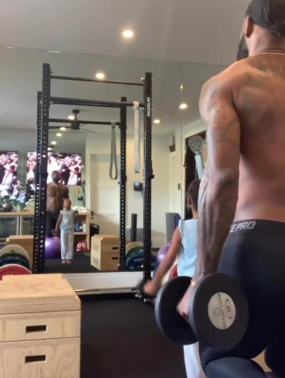 |差距！夺冠五天后就开始训练，而乔治，不是钓鱼就是陪老婆