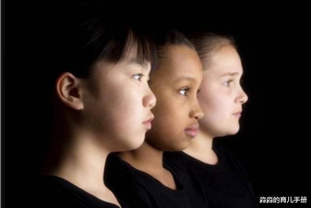 黄磊|黄磊三胎儿子初露脸，完美避开爸妈基因，颜值与俩姐姐相差颇大！