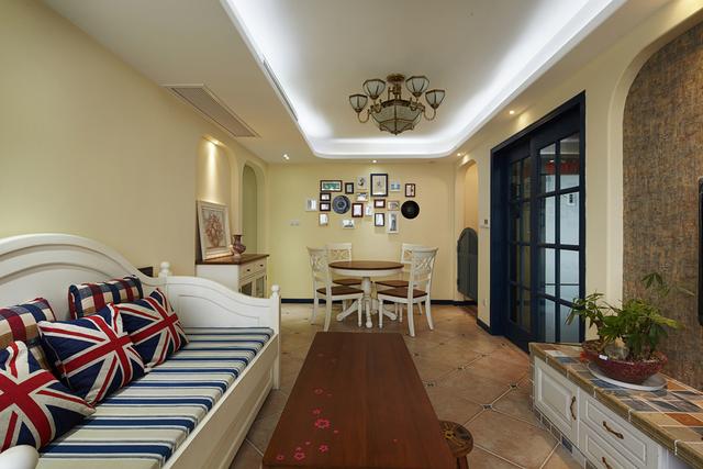 []新房装修，在客厅做了一个多功能榻榻米，邻居知道都来参观