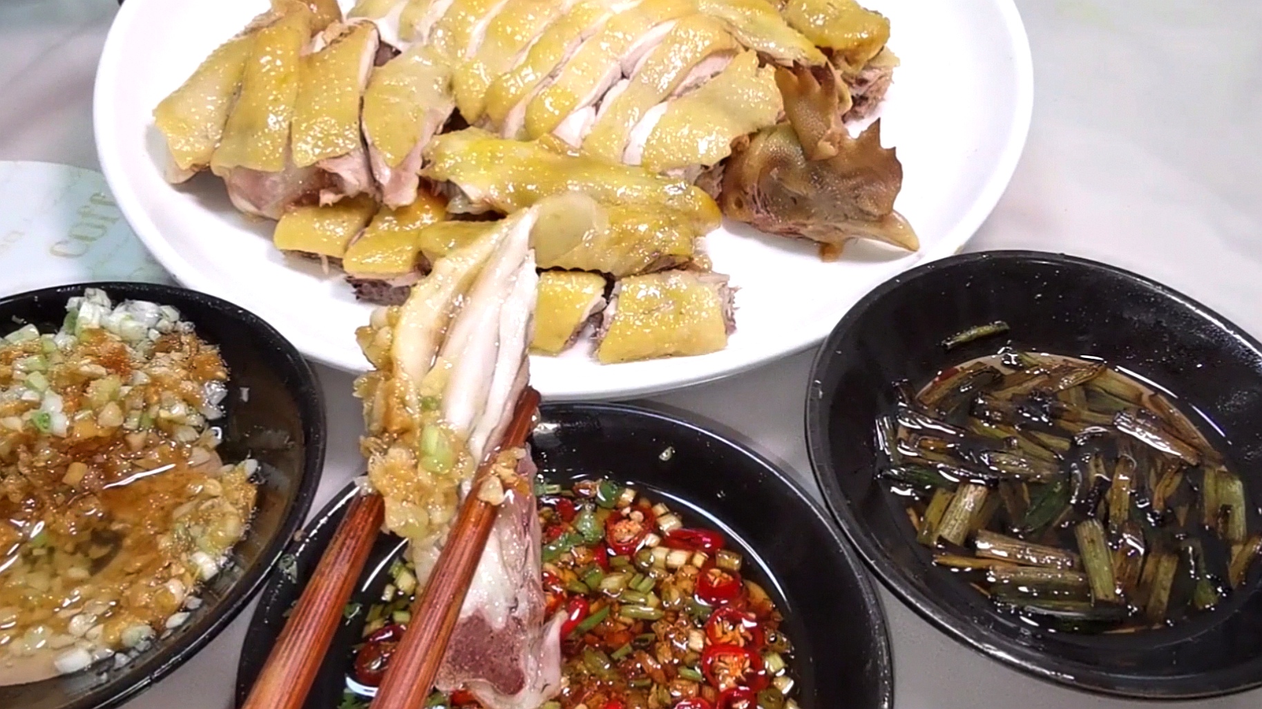 【蘸料】大厨教你正宗白切鸡做法，皮爽肉滑鲜美，搭配3碗蘸料，原汁原味