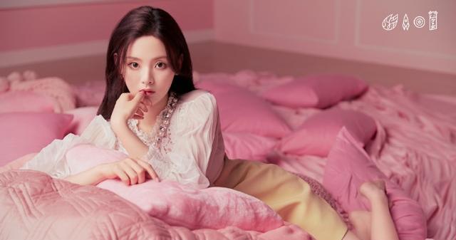 「杨超越」杨超越不愧是“村花”，扎双马尾穿制服裙，这腿是被天使吻过吗