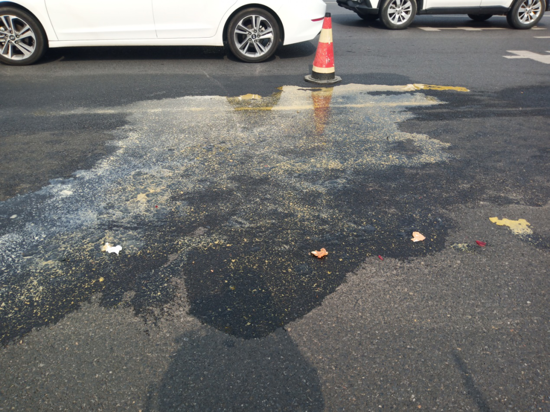 ＂原＂河南交通广播|今晨突发！郑州一事故车流出黄色液体，浓浓的腥味！原来是...