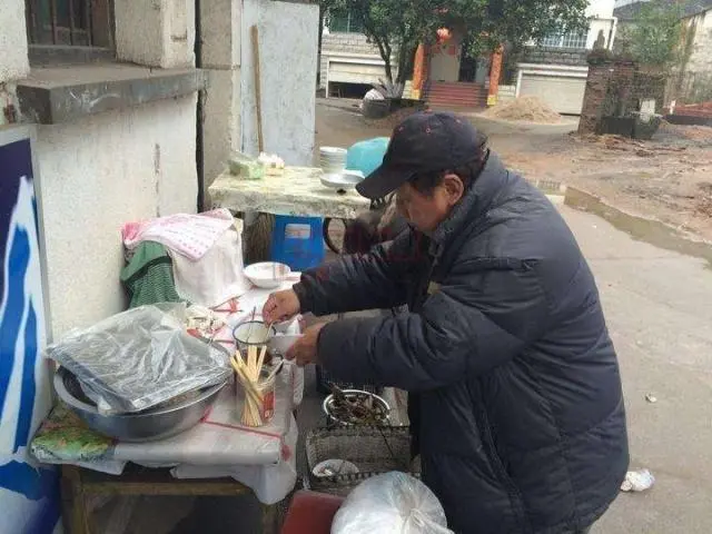 『』老爷爷卖“创新油条”1根5元,出摊2小时卖完回家,来晚买不到