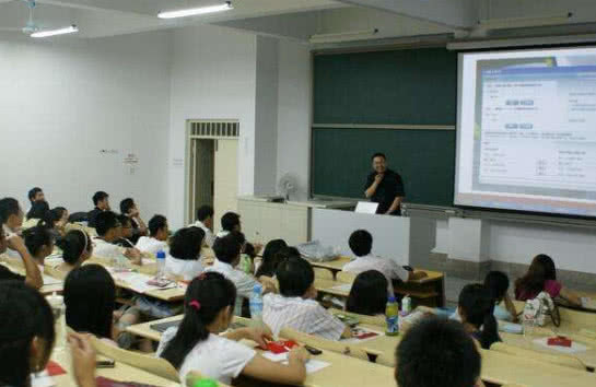 学霸@高考：语文和英语哪门容易考130分？学霸：英语