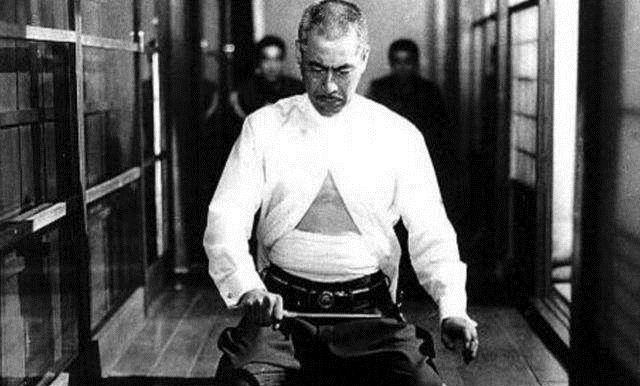 |美国将领问天皇：你为何不剖腹自尽？天皇回答4字，太无耻