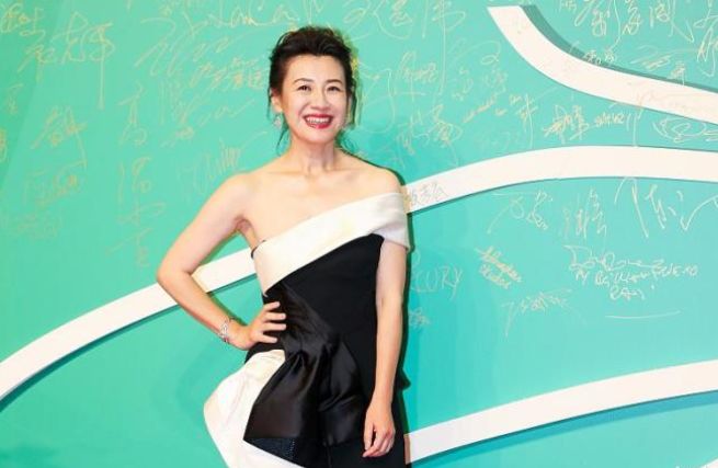 【娱乐圈】她因太丑遭男友嫌弃，一年相亲多达百次，如今嫁入豪门成赢家