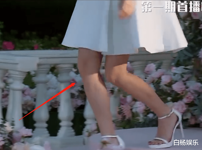 「关晓彤」同穿婚纱录跑男，还拿花挡脸，但光看腿型就区别出baby跟关晓彤！