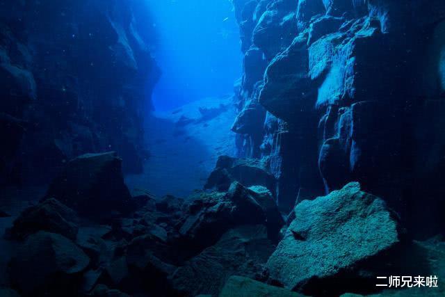 『』如果把一块石头沉入深海,它会完好无损,还是碎成粉末呢?