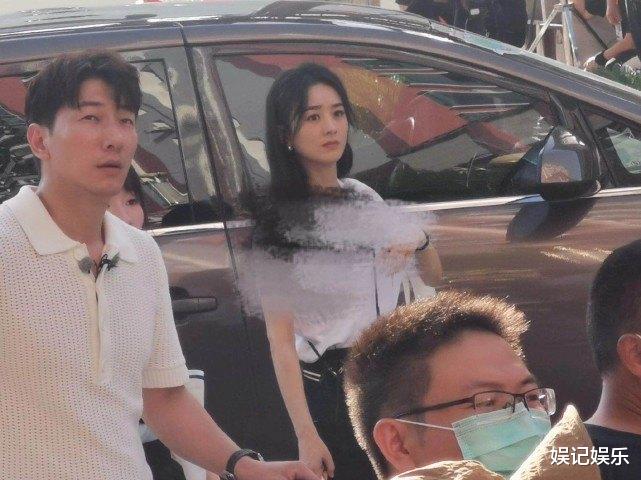 赵丽颖|赵丽颖买菜拿笔记账，黄晓明抢她手里的帆布包，两人画面太欢乐